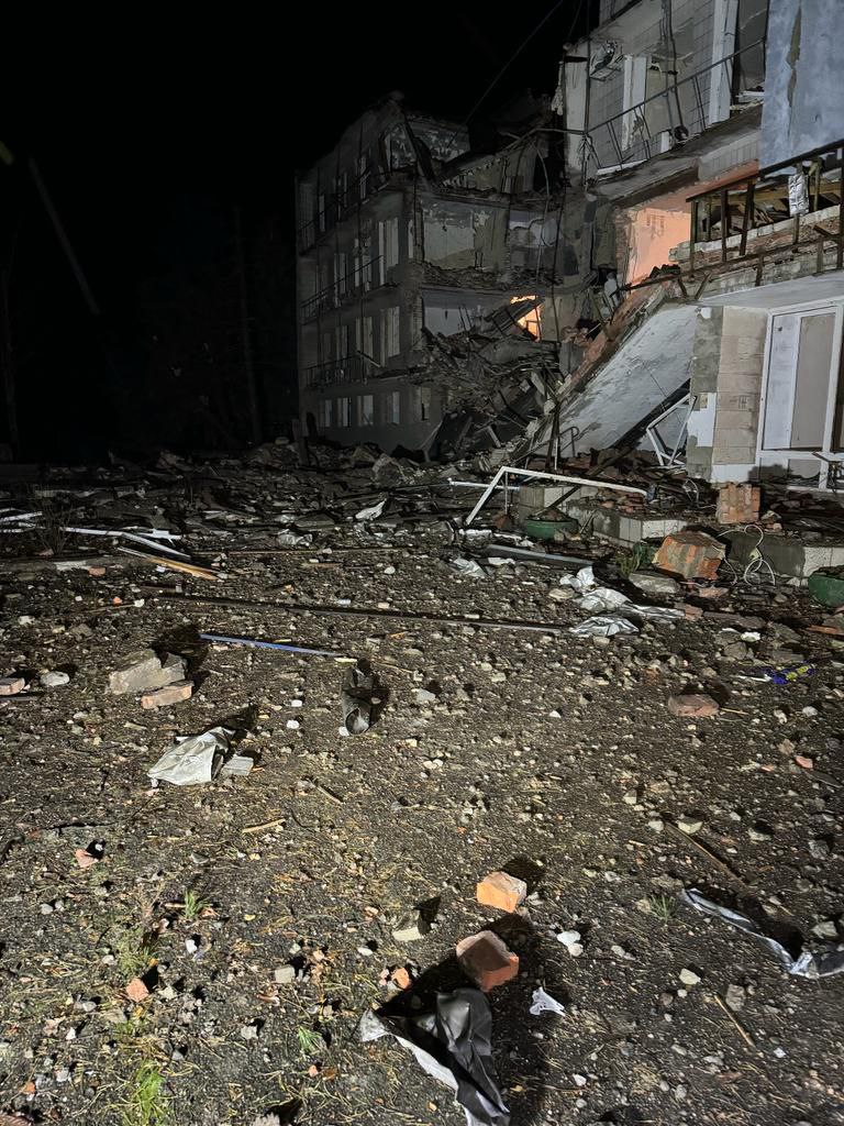 Нічний обстріл Курахового. Опубліковані фотографії руйнувань