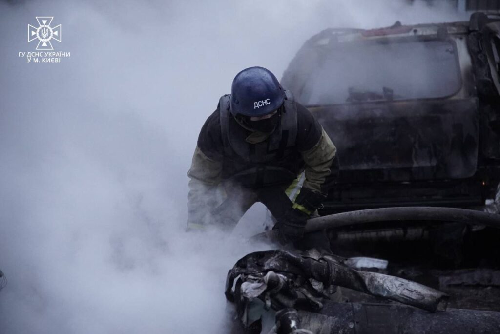 Поліція та рятувальники показали наслідки ракетної атаки по Києву