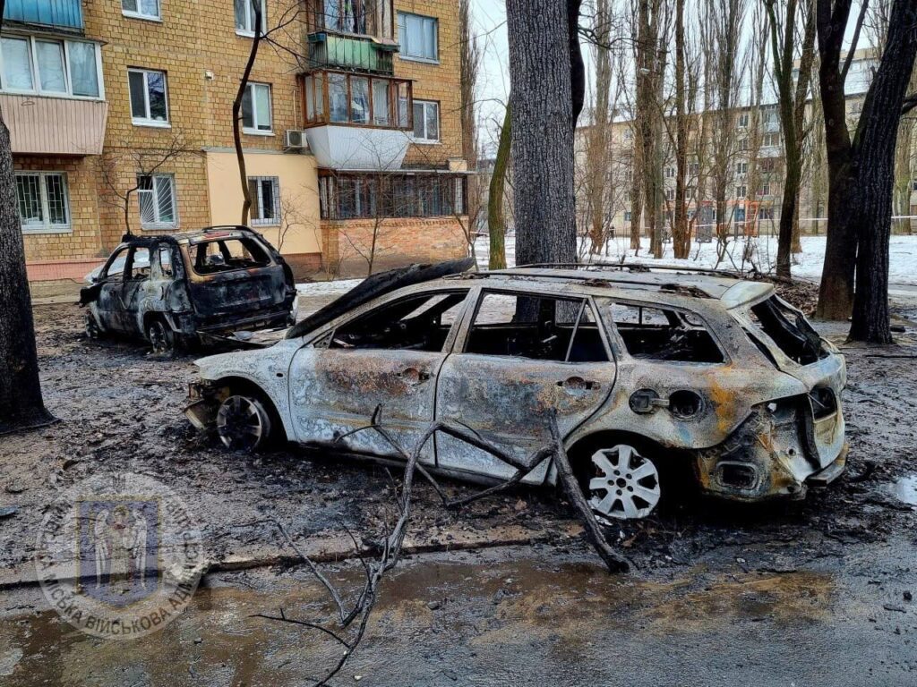 Поліція та рятувальники показали наслідки ракетної атаки по Києву