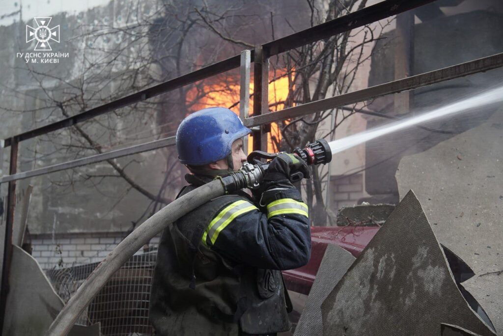 Поліція та рятувальники показали наслідки ракетної атаки по Києву