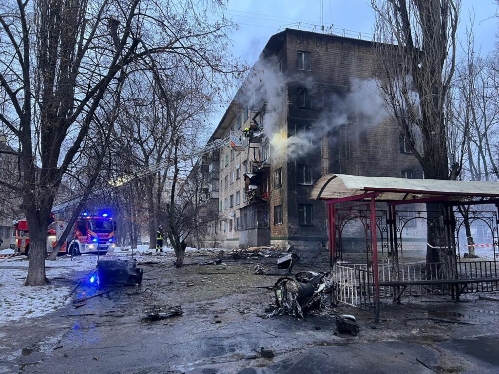 Поліція та рятувальники показали наслідки ракетної атаки по Києву