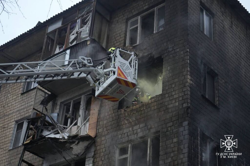 Поліція та рятувальники показали наслідки ракетної атаки по Києву