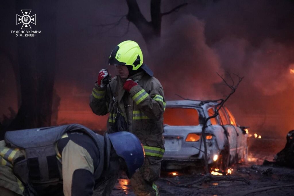 Поліція та рятувальники показали наслідки ракетної атаки по Києву