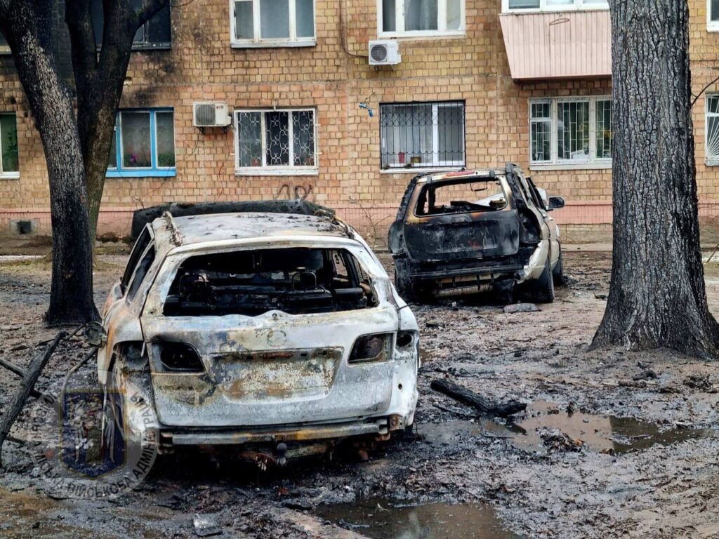 Поліція та рятувальники показали наслідки ракетної атаки по Києву