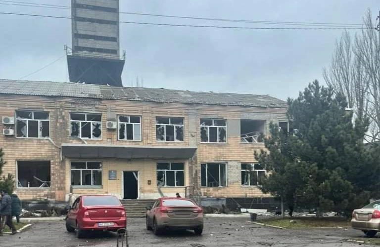 У Мирнограді на поверхню підняли всіх гірників, які на добу застрягли під землею через обстріл шахти