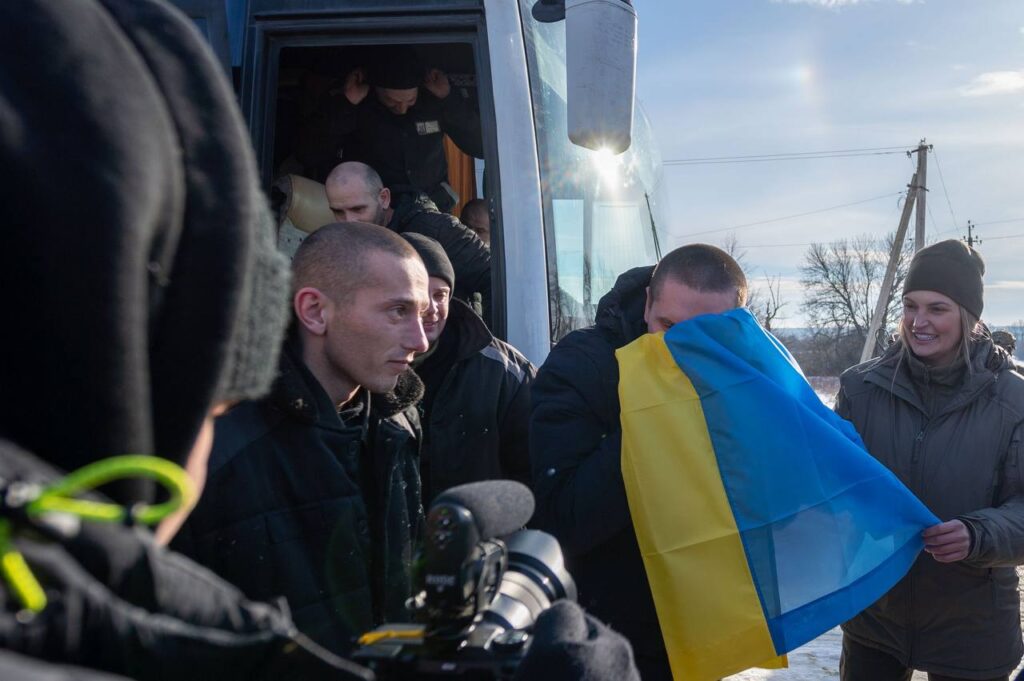 Опубліковані емоційні фотографії повернення українських військових з російського полону