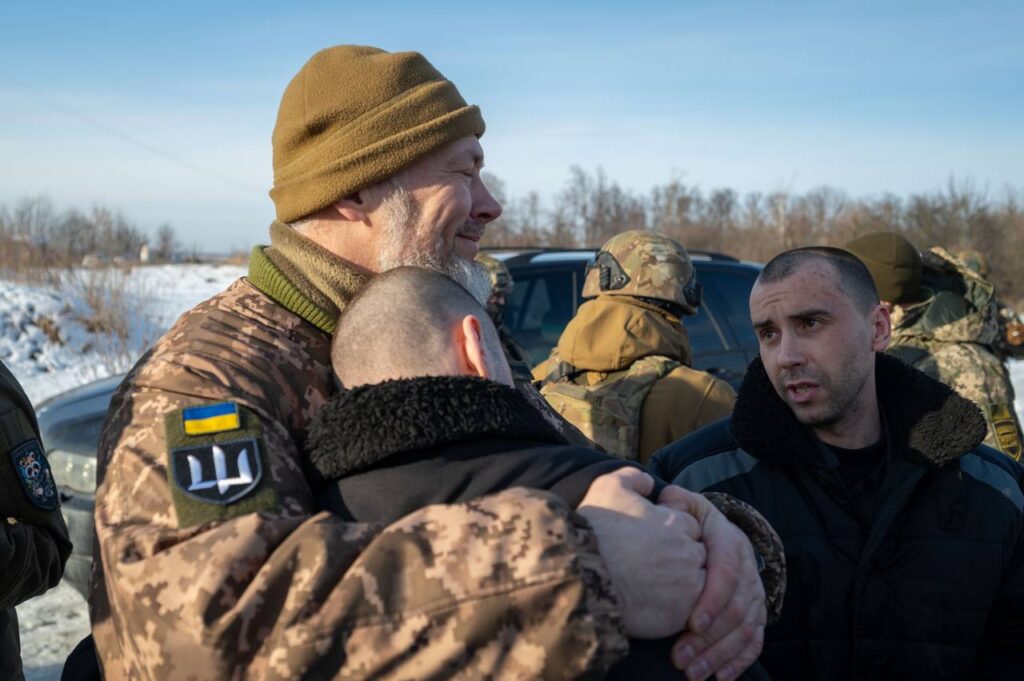 Опубліковані емоційні фотографії повернення українських військових з російського полону