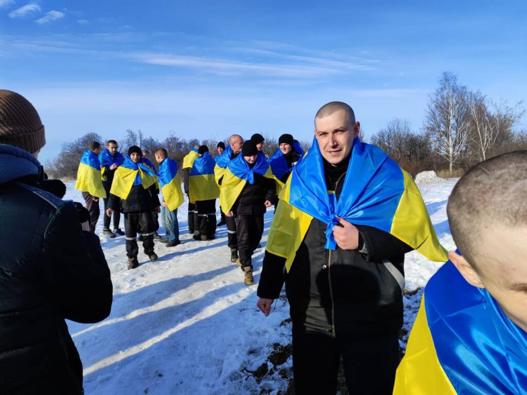 Опубліковані емоційні фотографії повернення українських військових з російського полону