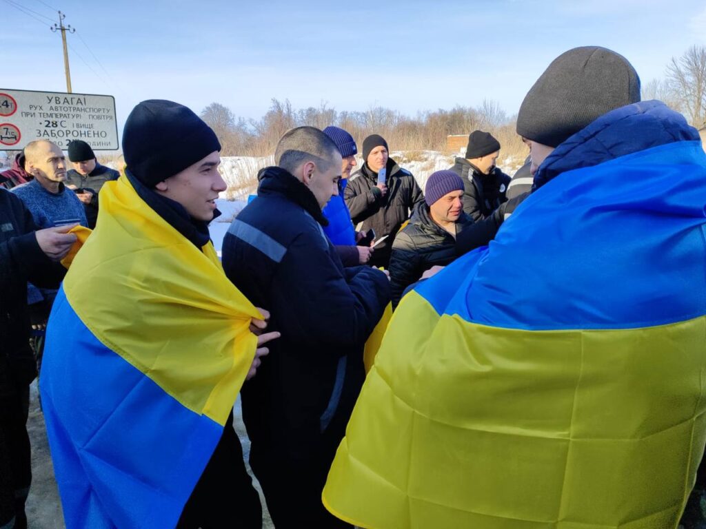 Опубліковані емоційні фотографії повернення українських військових з російського полону