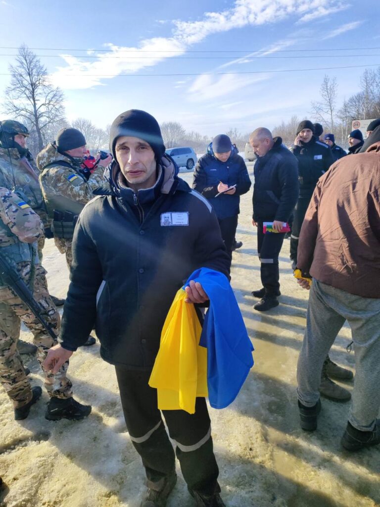 Опубліковані емоційні фотографії повернення українських військових з російського полону