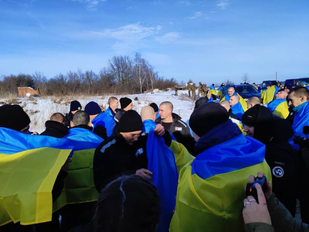 Опубліковані емоційні фотографії повернення українських військових з російського полону