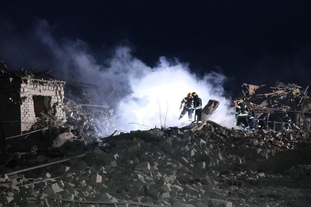 Обстріл Покровського району. Опубліковані кадри з місця влучання російської ракети