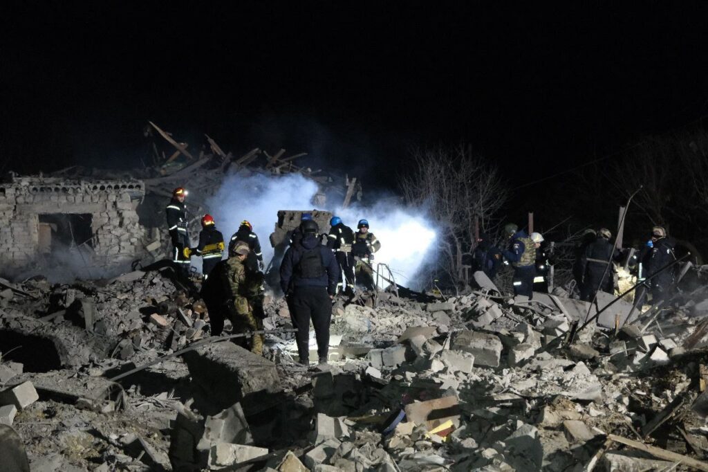 Обстріл Покровського району. Опубліковані кадри з місця влучання російської ракети