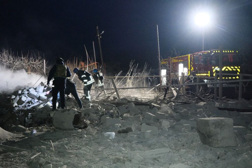 Обстріл Покровського району. Опубліковані кадри з місця влучання російської ракети