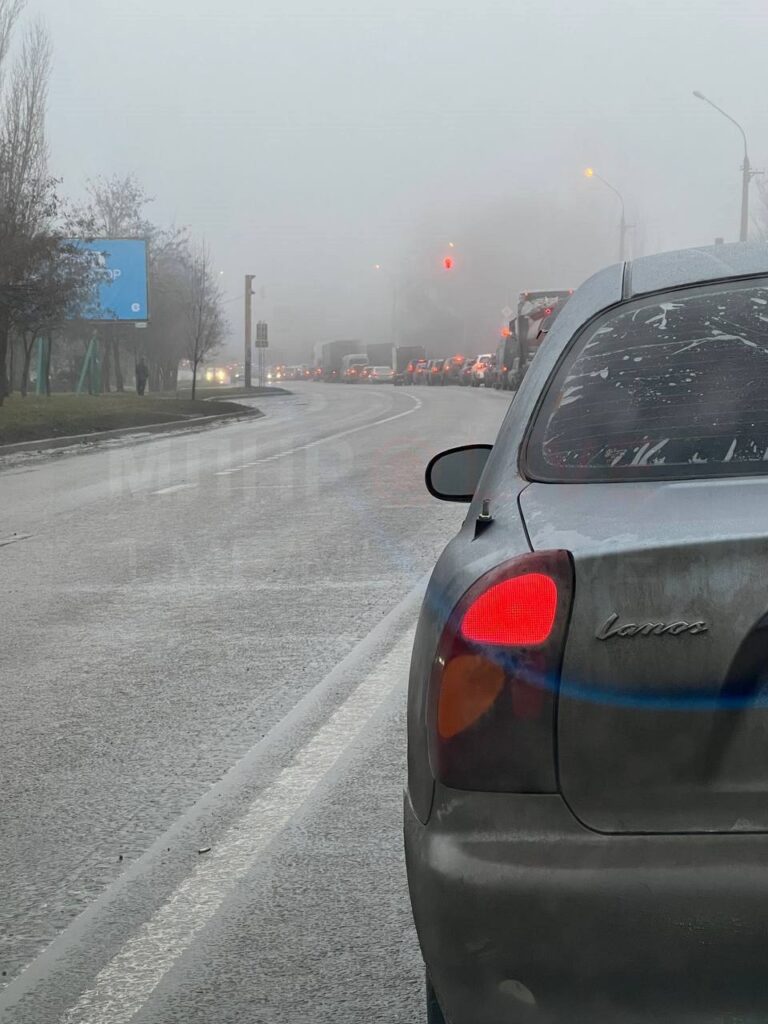 Біля Луганська спостерігають аномальні пробки. Повідомляють про перевірку документів