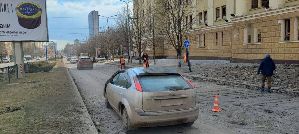 Вибухи у Донецьку. Місцеві жителі показали вирви біля бібліотеки Крупської