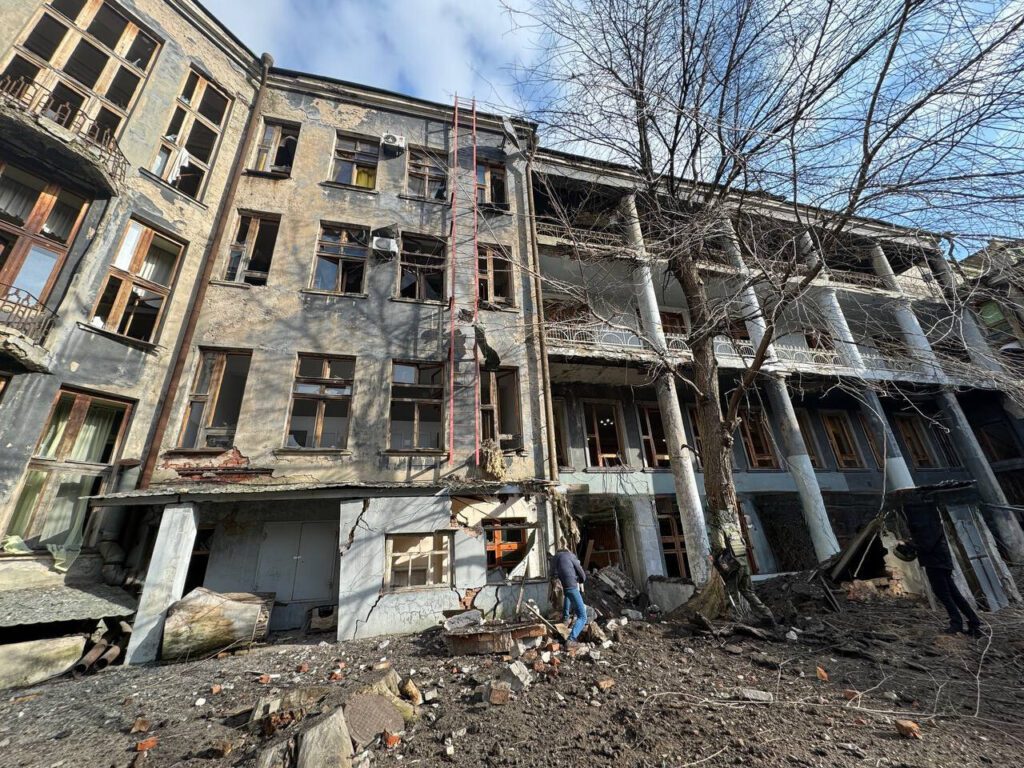 Вибухи у Донецьку. Місцеві жителі показали вирви біля бібліотеки Крупської