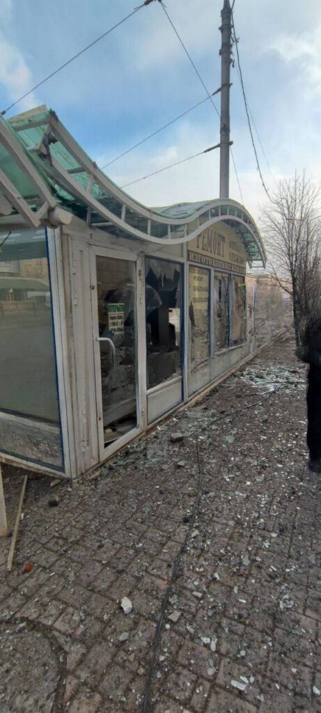 Вибухи у Донецьку. Місцеві жителі показали вирви біля бібліотеки Крупської