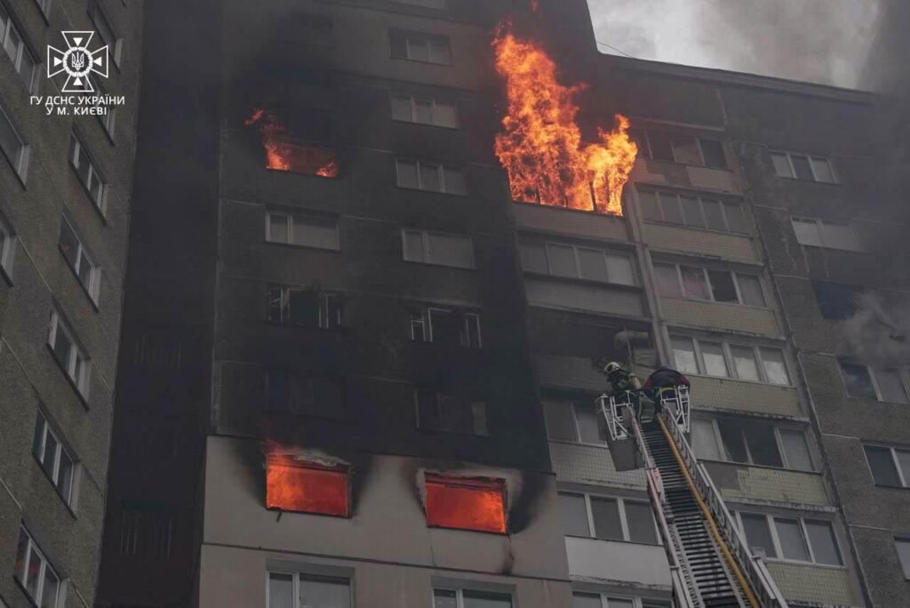 Ракетна атака на Київ. З’явилися фотографії наслідків влучань