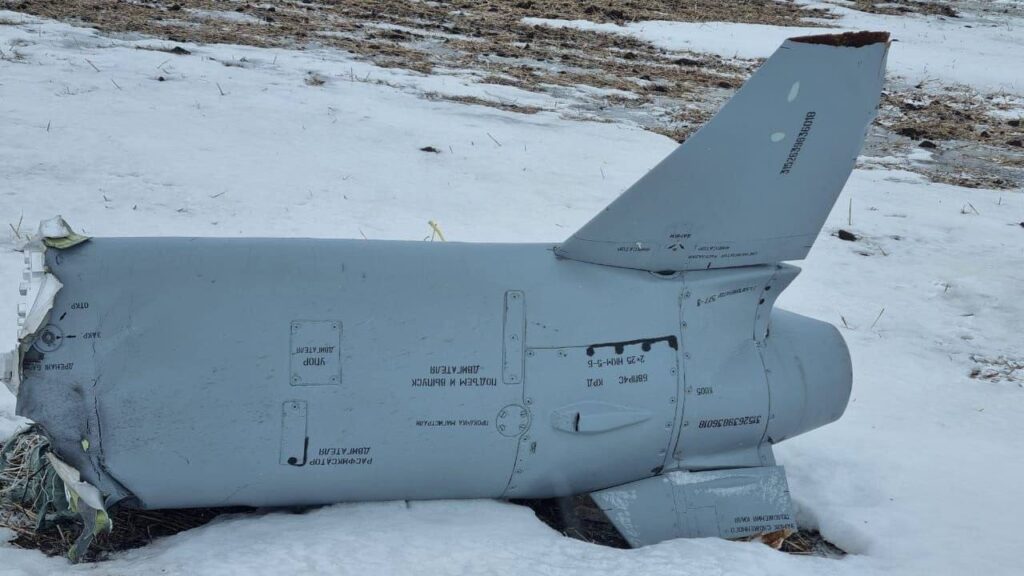 У Росії впала крилата ракета Х-101. Місцеві жителі показали фото уламків.