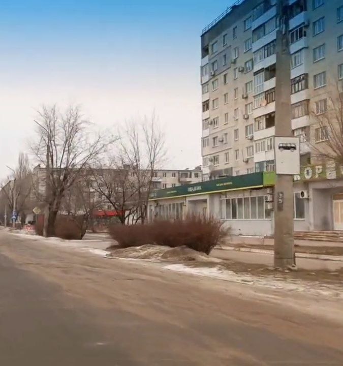 Двері Ощадбанку та Нової Пошти заколочено. Жителі Сєвєродонецька показали, як виглядає місто