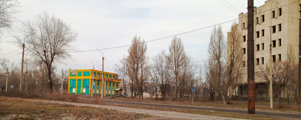 Двері Ощадбанку та Нової Пошти заколочено. Жителі Сєвєродонецька показали, як виглядає місто