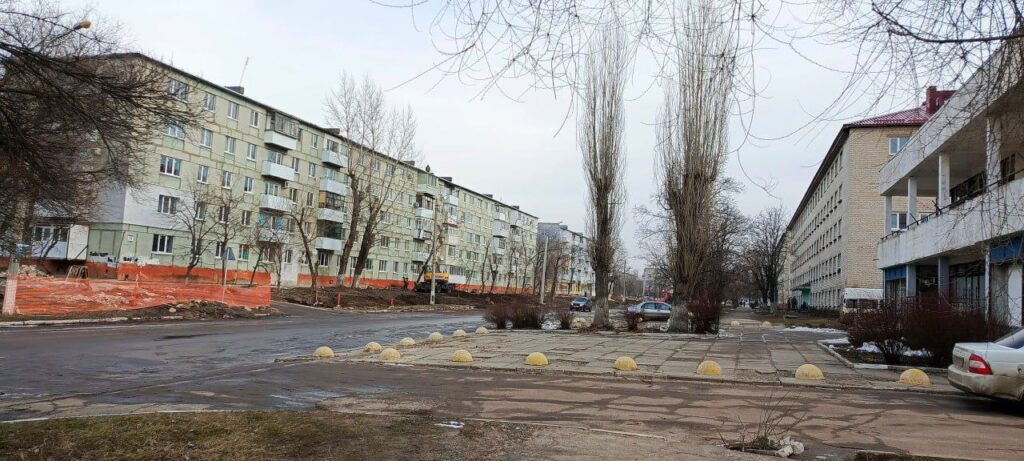 Двері Ощадбанку та Нової Пошти заколочено. Жителі Сєвєродонецька показали, як виглядає місто