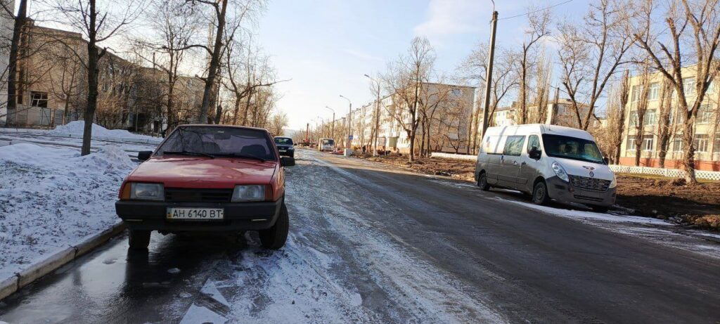 Двері Ощадбанку та Нової Пошти заколочено. Жителі Сєвєродонецька показали, як виглядає місто