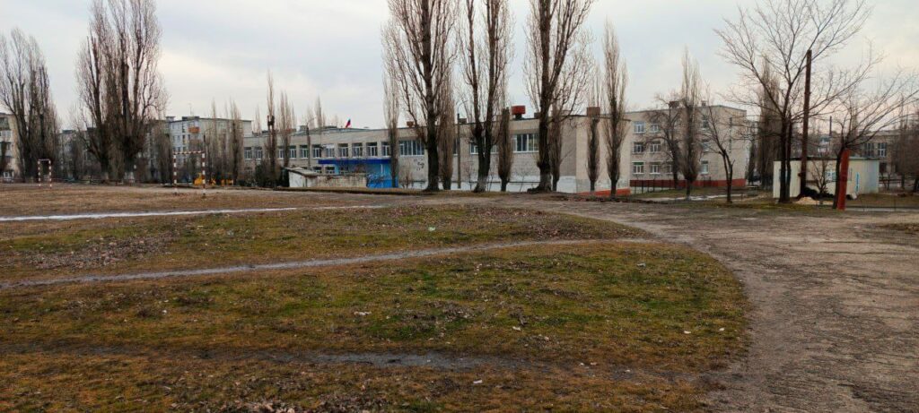 Двері Ощадбанку та Нової Пошти заколочено. Жителі Сєвєродонецька показали, як виглядає місто