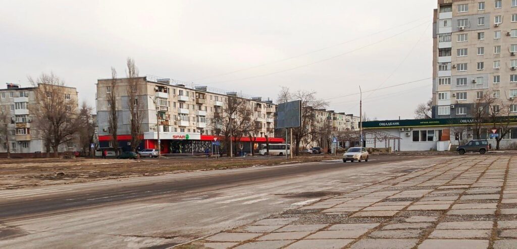 Двері Ощадбанку та Нової Пошти заколочено. Жителі Сєвєродонецька показали, як виглядає місто