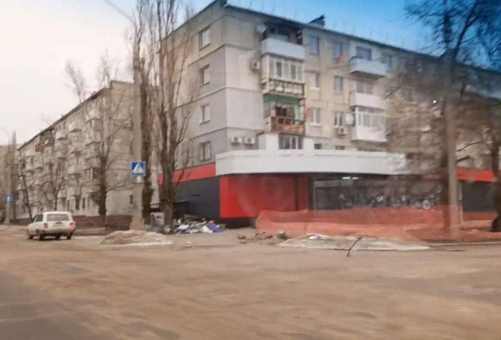 Двері Ощадбанку та Нової Пошти заколочено. Жителі Сєвєродонецька показали, як виглядає місто
