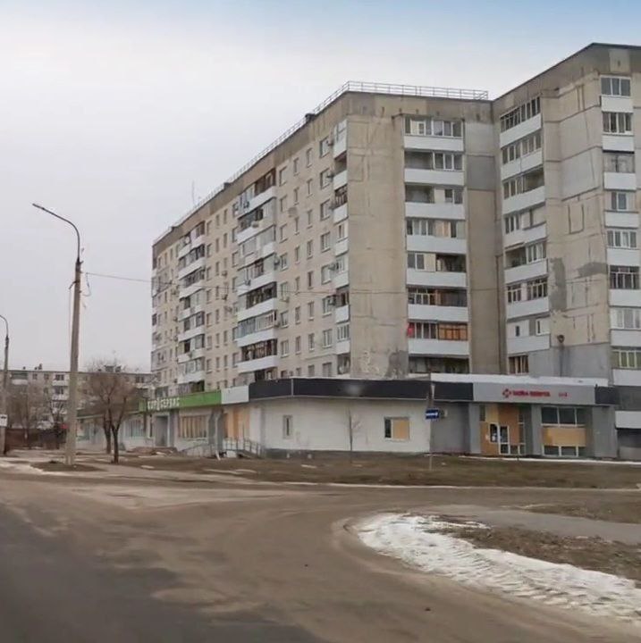 Двері Ощадбанку та Нової Пошти заколочено. Жителі Сєвєродонецька показали, як виглядає місто