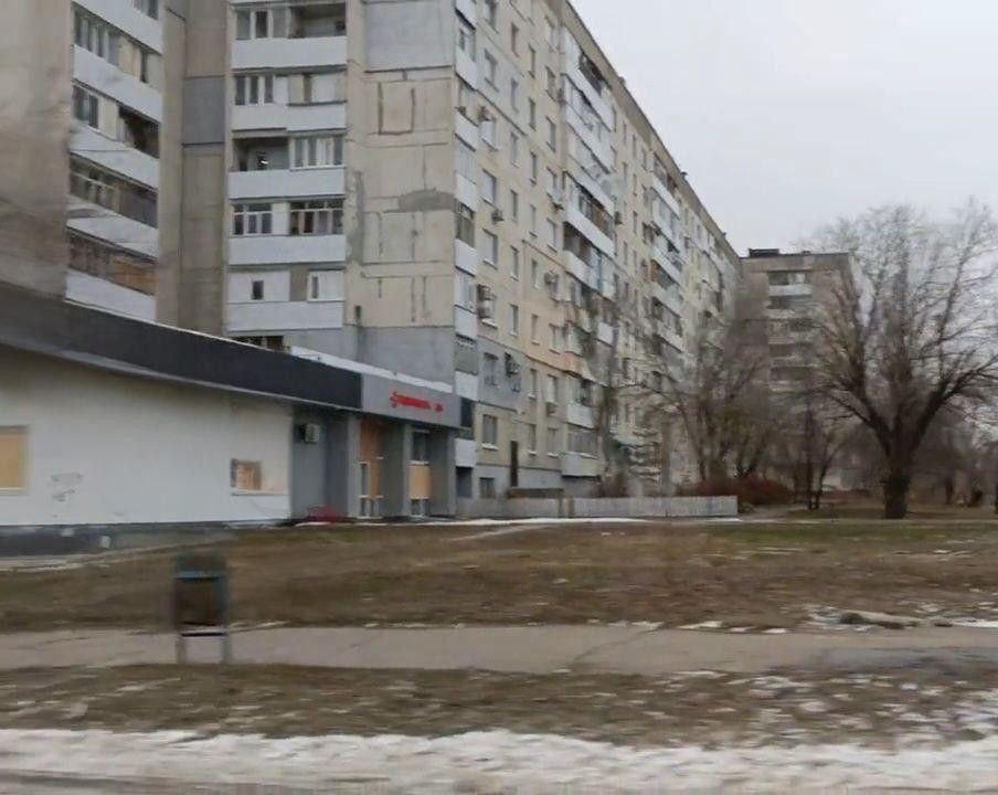Двері Ощадбанку та Нової Пошти заколочено. Жителі Сєвєродонецька показали, як виглядає місто