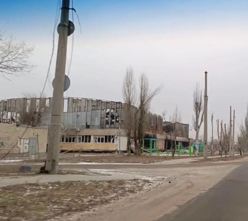 Двері Ощадбанку та Нової Пошти заколочено. Жителі Сєвєродонецька показали, як виглядає місто