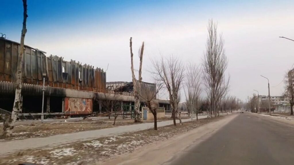 Двері Ощадбанку та Нової Пошти заколочено. Жителі Сєвєродонецька показали, як виглядає місто