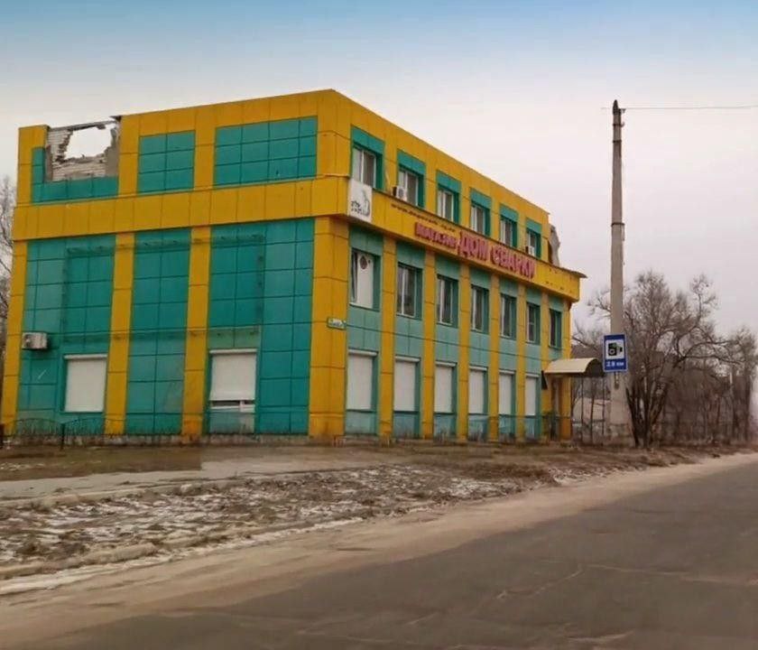 Двері Ощадбанку та Нової Пошти заколочено. Жителі Сєвєродонецька показали, як виглядає місто