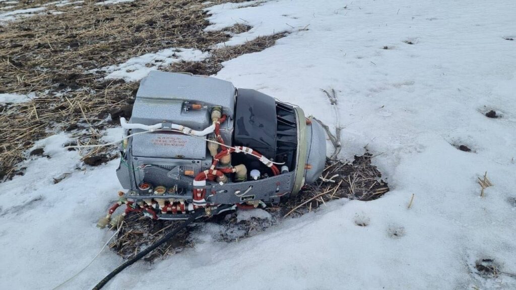 У Росії впала крилата ракета Х-101. Місцеві жителі показали фото уламків.
