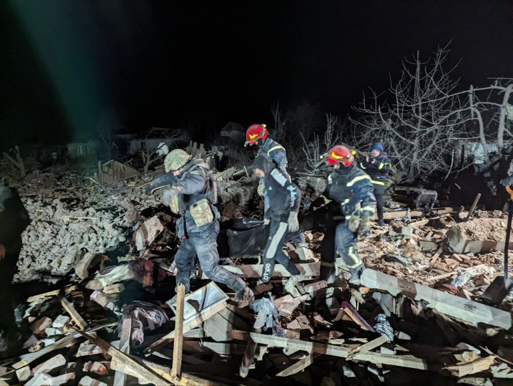 Ракетний удар по Краматорську та Слов’янську. З-під завалів дістали тіло другої людини