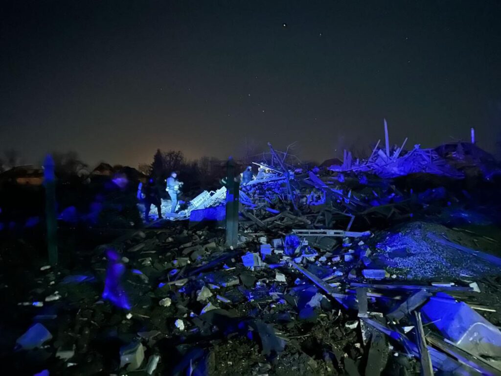 Ракетний удар по Краматорську та Слов’янську. З-під завалів дістали тіло другої людини