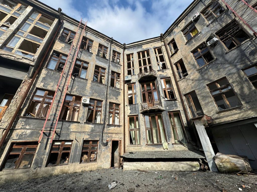 Вибухи у Донецьку. Місцеві жителі показали вирви біля бібліотеки Крупської