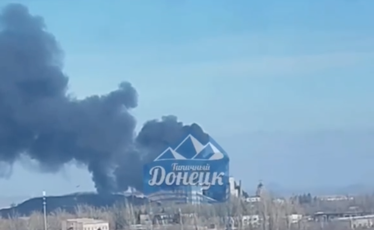 На окупованій Донеччині потужна пожежа, пишуть про загоряння нафтобази. Опубліковано відео