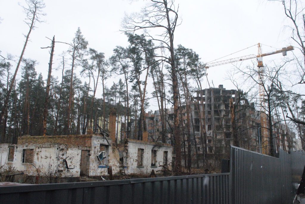 Як відбудовують місто Ірпінь на Київщині, і як там живеться “своїм” та “чужим” переселенцям