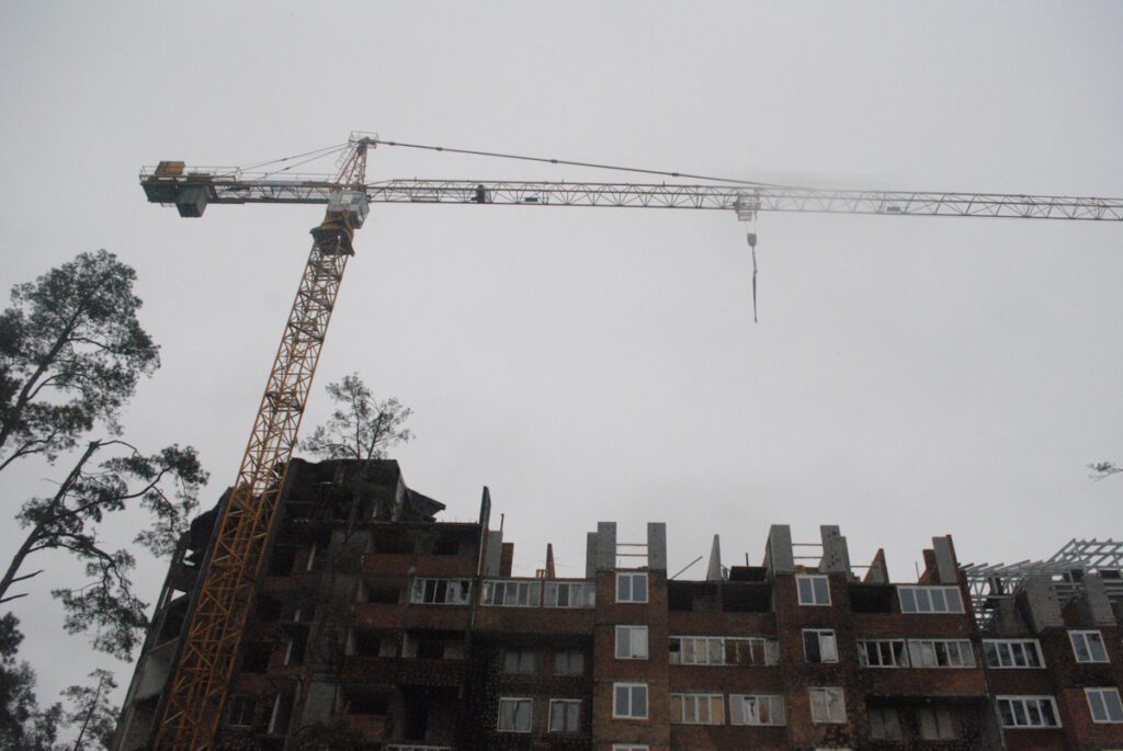 Як відбудовують місто Ірпінь на Київщині, і як там живеться “своїм” та “чужим” переселенцям