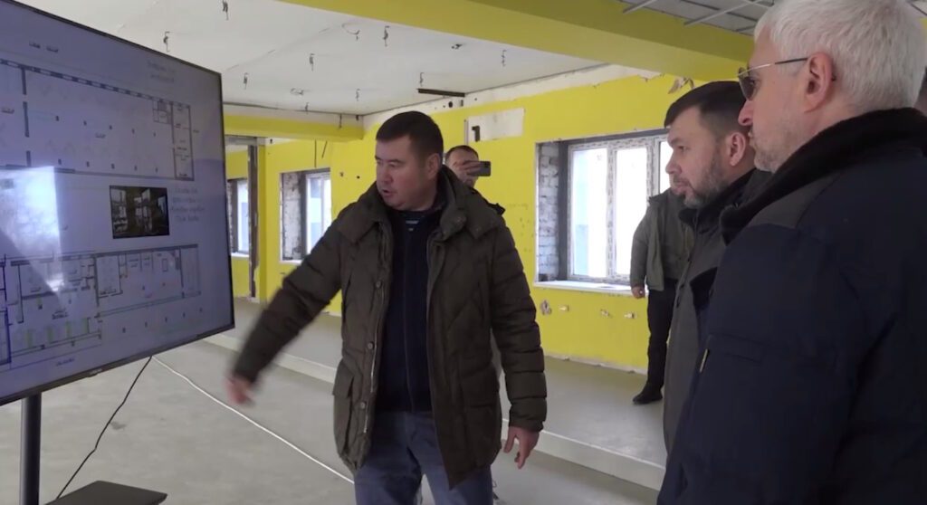 Окупанти в Маріуполі показали майбутній “музей визволення міста”