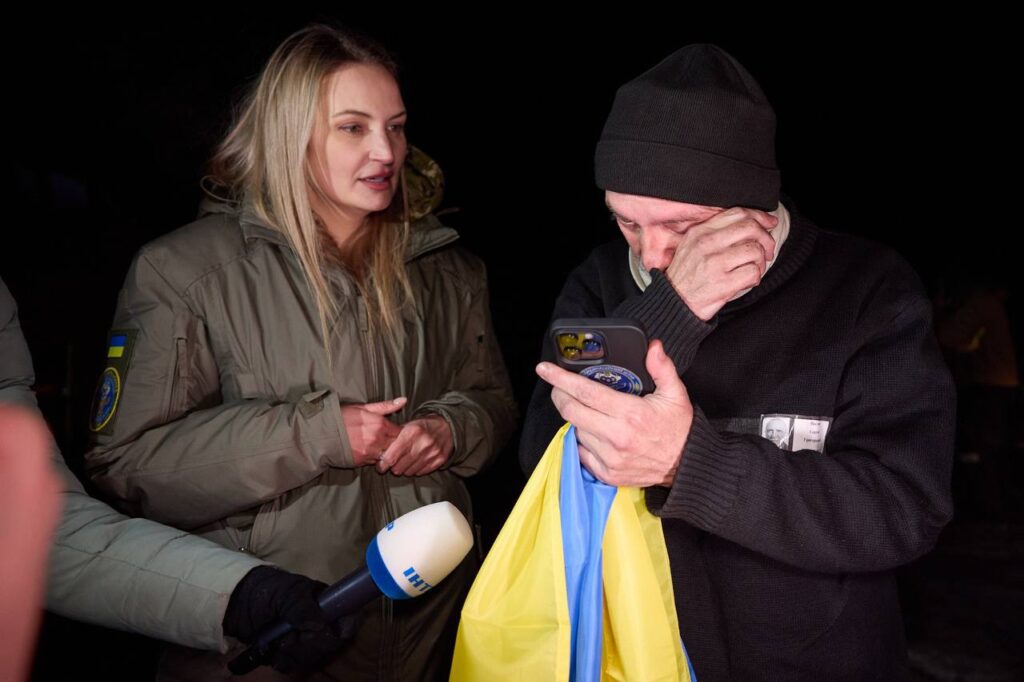 Нацгвардійці, прикордонники, захисники Маріуполя. З’явилися зворушливі кадри повернення українських полонених