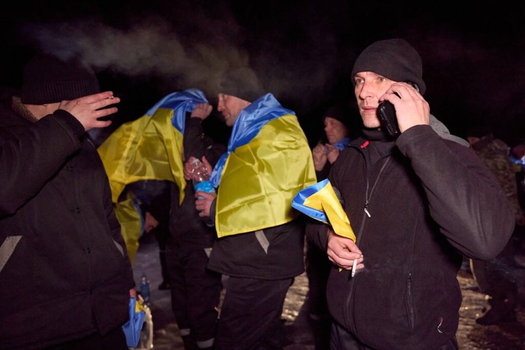 Нацгвардійці, прикордонники, захисники Маріуполя. З’явилися зворушливі кадри повернення українських полонених