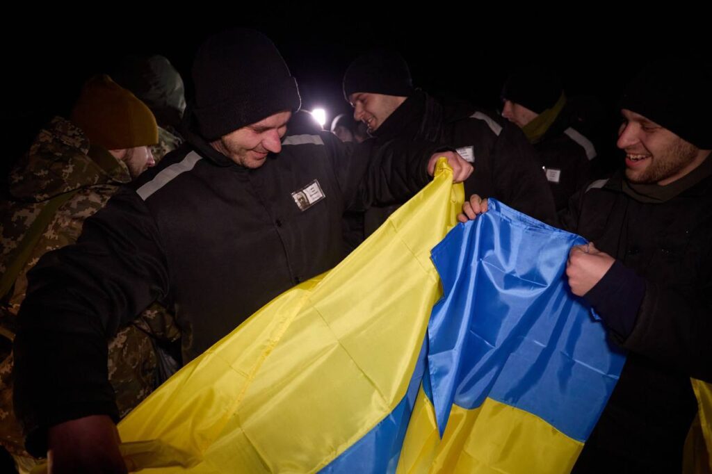 Нацгвардійці, прикордонники, захисники Маріуполя. З’явилися зворушливі кадри повернення українських полонених