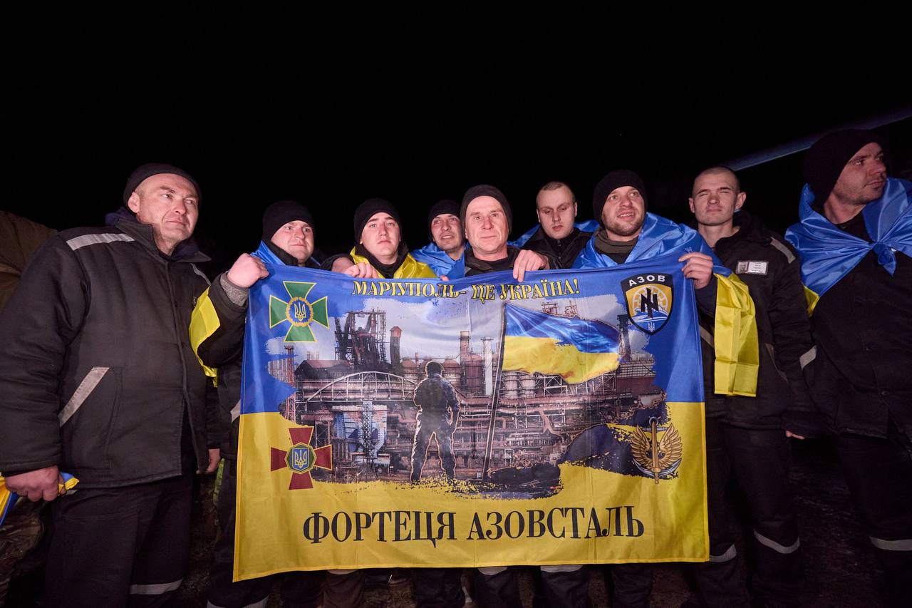 Нацгвардійці, прикордонники, захисники Маріуполя. З’явилися зворушливі кадри повернення українських полонених