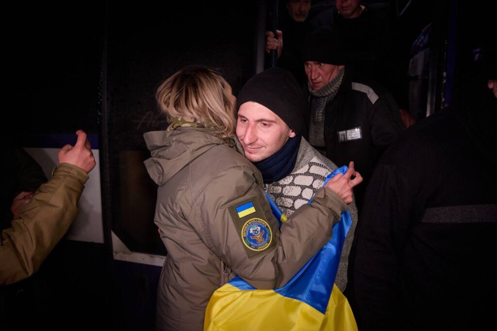 Нацгвардійці, прикордонники, захисники Маріуполя. З’явилися зворушливі кадри повернення українських полонених