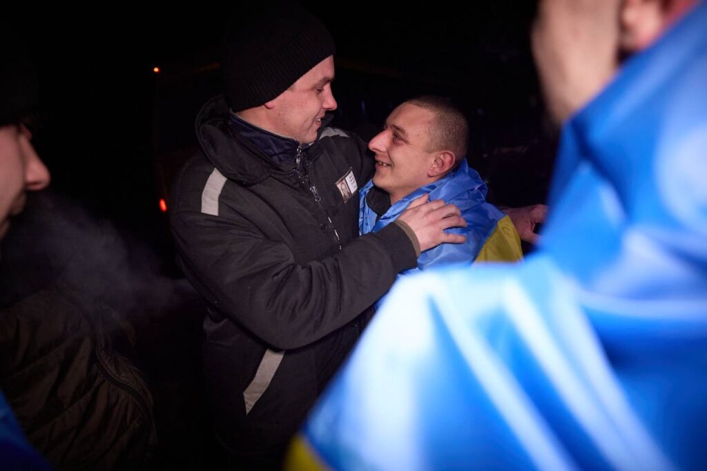 Нацгвардійці, прикордонники, захисники Маріуполя. З’явилися зворушливі кадри повернення українських полонених